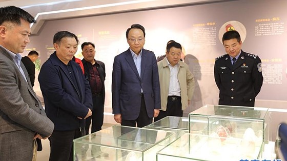 市委常委、政法委書記楊健蒞臨縣禁毒教育基地參觀指導(dǎo)