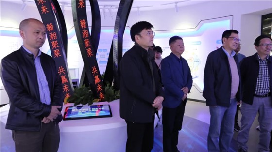 省發(fā)改委二級巡視員曾洪暉一行來上栗調(diào)研指導(dǎo)工作，并參觀由立標(biāo)展覽布展的贛湘合作產(chǎn)業(yè)園展示館